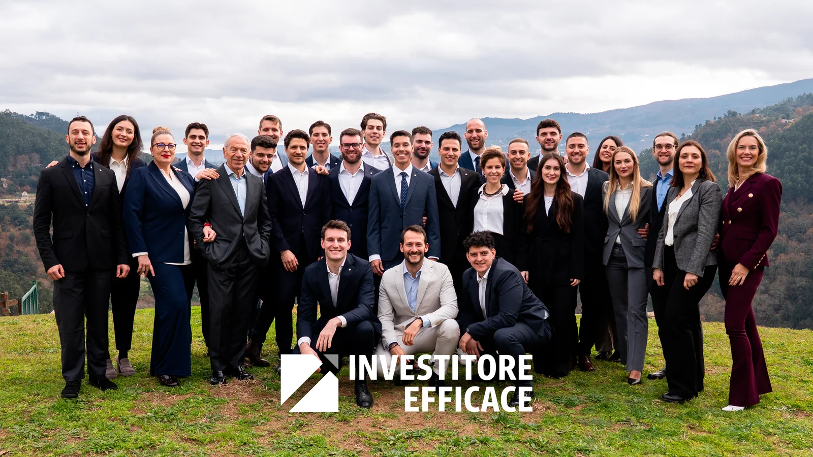 Il team di Investitore Efficace in posa all'aperto, su una collina